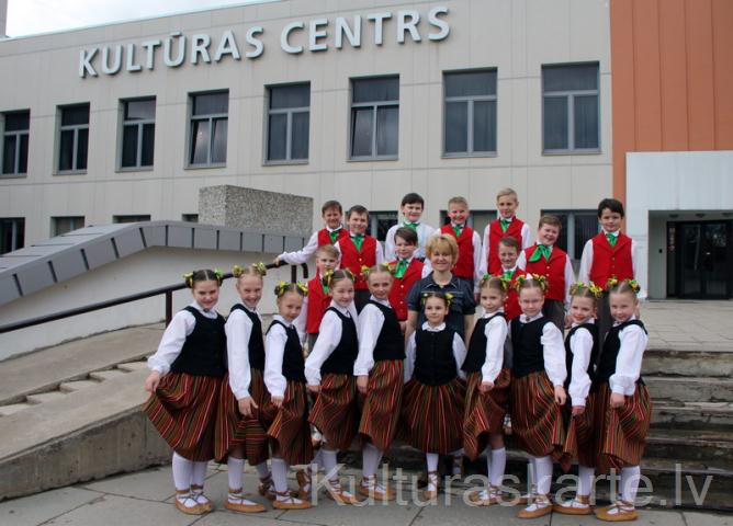 Jumpravas kultūras nama bērnu deju kolektīvs "Rītupīte" skatē Ogres Kultūras centrā, 2015